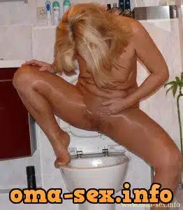Oma pisst in Nylons