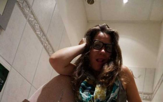 Perverse MILF fickt an ungewöhnlichen Orten
